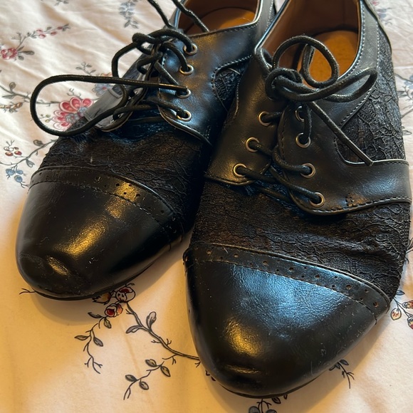 8.5 Black/lace Oxford flats - Picture 1 of 5